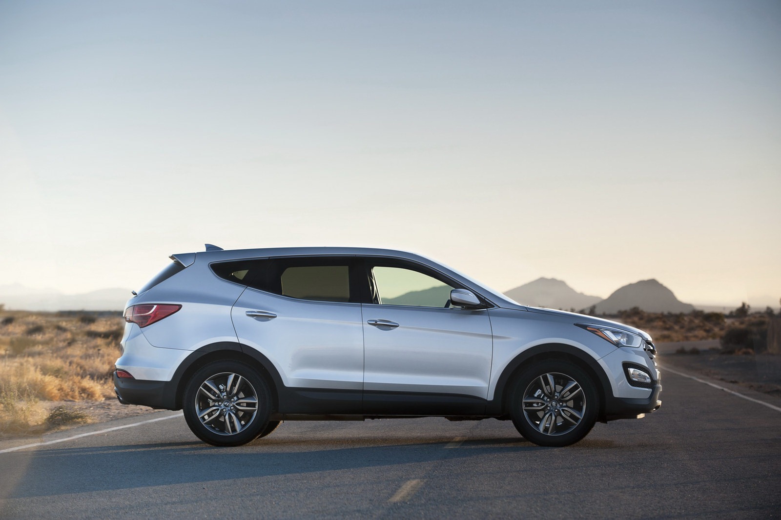 2013-Hyundai-Santa-Fe-Sport-7[2].jpg