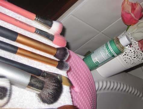 [How-to-clean%2526dry-makeup-brushes%255B3%255D.jpg]