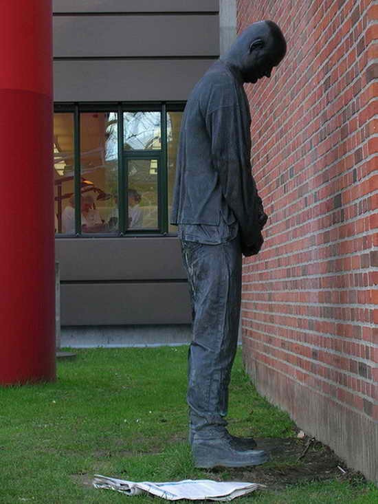 Tribute-To-Peeing-Statues-83