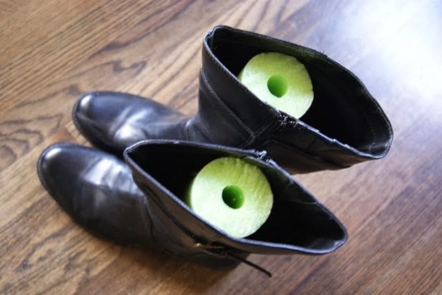 Coloque isopores de piscina dentro das suas botas para mantê-las eretas. deixar as botas de pé boia piscina