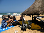 Il team contratta le collanine in spiaggia