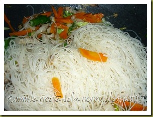 Vermicelli di riso saltati con maiale, verdure, zenzero e peperoncino verde piccante (11)