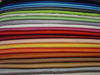 Toalha Redonda de Cetim Liso, Cor: Cores no estoque. Fotos do evento Toalha Redonda Cetim Podange. Foto numero 6 da empresa de toalhas e tecidos Tropical Toalhas, que vende tecidos, toalhas, capas de cadeira e guardanapos para festas e eventos; toalha redonda longa, sobretoalhas (sobre-toalhas), toalhas especiais, sobrecapas (sobre-capas), caminho de mesa, capas de almofadas e aventais, nos tecidos cetim podange, gorgurao, shantung (xantungue), voil liso, voile bordado, voal estampado, jacard (jacquard), panama gold, e em estilos matelasse, fanstasminha, princesinha, fraque, em diversos formatos e tamanhos. tecidos para decoração rio de janeiro rj venda festa eventos toalha redonda tecido loja capa cadeira caminho mesa almofada capas cadeiras lojas p mistos0000000028: sobrecapas composição poliamida casamento flor