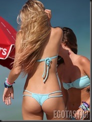 josie-canseco-blue-bikini-on-miami-beach-08-675x900