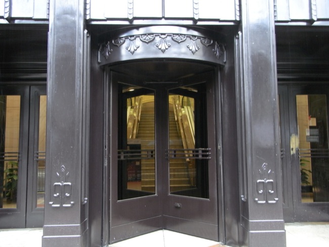 CC Photo Google Image Search Source is upload wikimedia org  Subject is revolving door