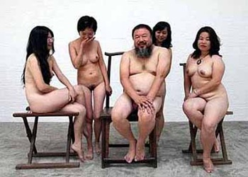 AiWeiwe artista cinese posa con donne a Pekino2011