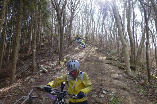 そしてまた急斜面w 路面が凍ってなければ、乗って下りられるんですけどね。写真では分からないでしょうけど。