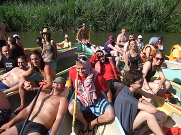bajando el río en manada