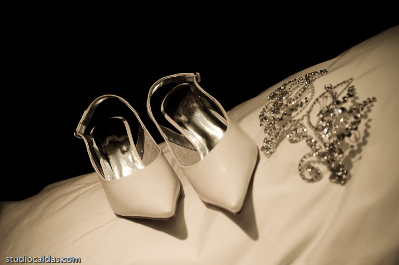 Foto número 0003 de Fernanda + Rodrigo do Studio Caldas, do Rio de Janeiro, RJ. Lincoln Caldas e equipe fazem fotos de casamento (fotografias de casamentos), fotos de making-of (making of de noiva), fotos em estúdio (ensaios fotográficos), fotos de casal (ensaios fotográficos de e-session), fotos de família, vídeos de casamento (filmagem de casamentos), vídeos de making-of e clipes de casamento. Fotojornalismo e videojornalismo no Rio de Janeiro, RJ. Fotos de Fernanda + Rodrigo. Foto numero 0003 do Studio Caldas, do Rio de Janeiro, RJ. Lincoln Caldas e equipe fazem fotos de casamento (fotografias de casamentos), fotos de making-of (making of de noiva), fotos em estudio (ensaios fotograficos), fotos de casal (ensaios fotograficos de e-session), fotos de familia, videos de casamento (filmagem de casamentos), videos de making-of e clipes de casamento. Fotojornalismo e videojornalismo no Rio de Janeiro, RJ. Sapato de Noiva RJ Rio Janeiro Making Of Sheraton Barra da Tijuca Fotos Casamento fotos casamento rio janeiro fotografias casal rj foto eventos familia noiva fotografia e filmagem preto branco festas casamentos para estúdio