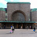Estação central de trem de Helsinque. Apesar de parecer bem grande por fora, é relativamente pequena quando comparada com outras cidades "grandes" da Europa.