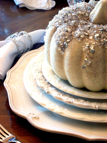 [Alex%2520photos%2520%2526%2520Bling%2520White%2520Pumpkin%2520Tablescape%25201579%255B3%255D.jpg]
