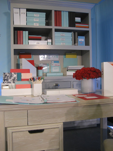 Look how pretty and organized this desk is.