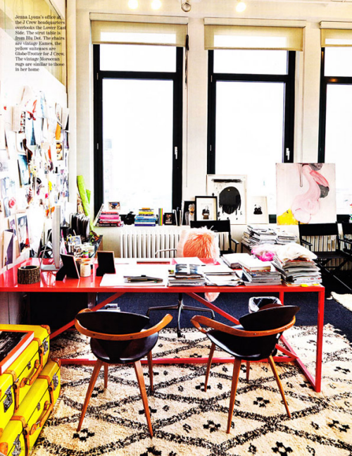 [jenna_lyons_office_vogue_red_desk%255B3%255D.png]