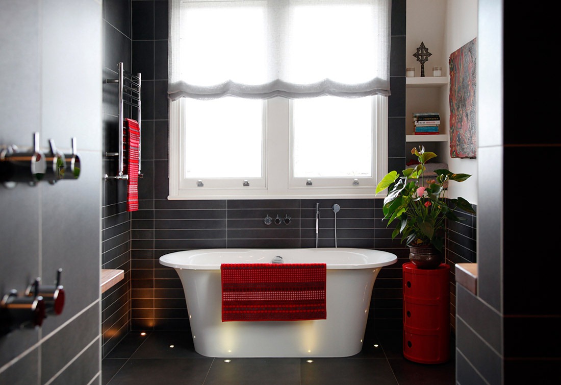 [House-tour-beautiful-modern-black-tile-bath-red-accents%255B6%255D.jpg]
