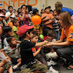 Los niños recibieron caramelos y galletas