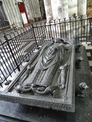 2014.07.20-037 gisant d'Evrard de Fouilloy dans la cathédrale