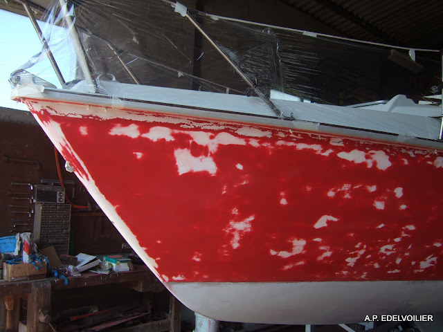 Pour ne pas déposer un voile de peinture sous couche sur la peinture du pont on emballe avec du film ! Ca fait une barrière de protection