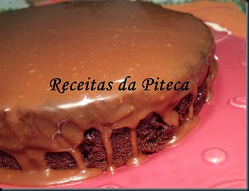 Bolo moka de chocolate e caramelo-perto Bolo moka de chocolate e caramelo-perto
