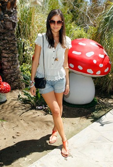 [camilla-belle-people-watching-mulberry-pool-party%255B4%255D.jpg]