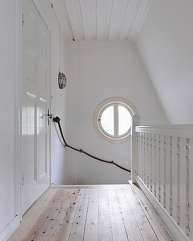 http://lh3.ggpht.com/-hddwtx8Vl04/TiBb7pVwC9I/AAAAAAAB7yM/hOOpOn_ez0E/rope_staircase_apartment_therapy_home_design_kevin_sharkey.jpg?imgmax=800