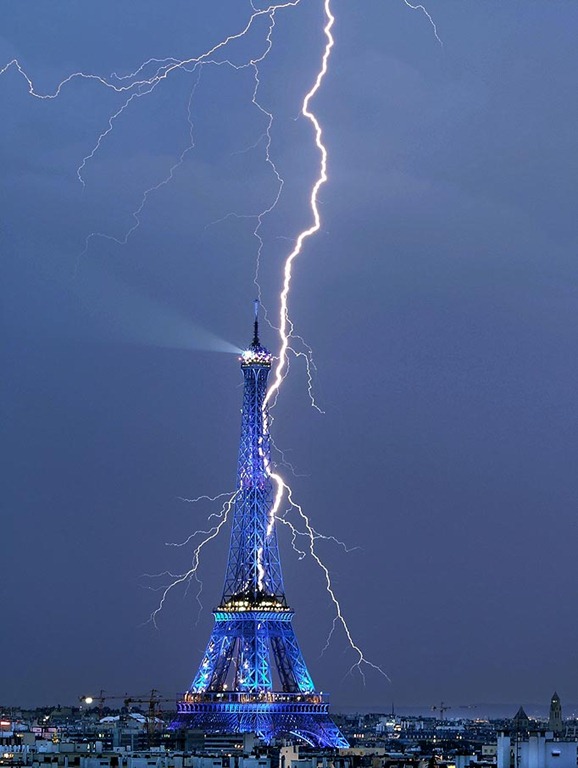 [eiffel-tower-lightning%255B6%255D.jpg]