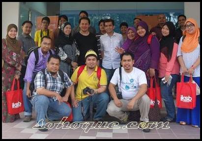 Bloggers, irfan khairi dan Norman KRU bergambar bloggers bergambar bersama Irfan Khairi dan norman KRU.jpg