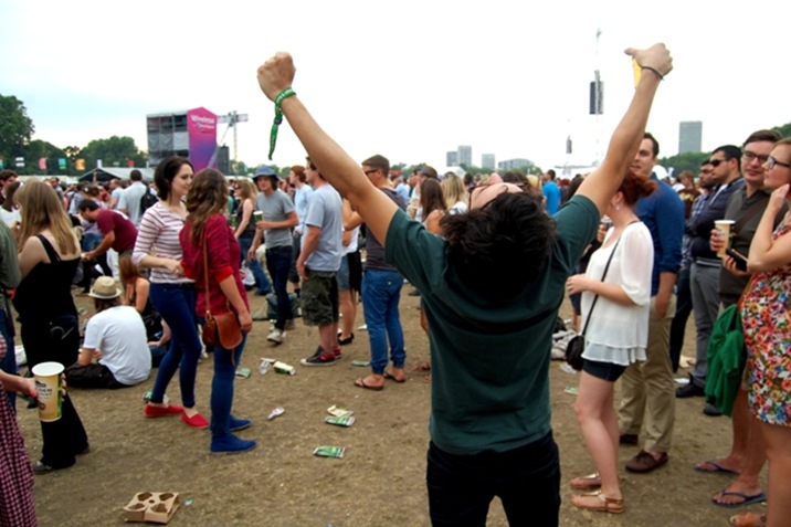 Accessories guru Rachel Caplan has a ticket to all this summer festivals c/o her in-a-band’ boyf. Not wanting to miss out on the opportunity for an man in the field (literally), we sent her out snapping the best accessorised festival goers – first up – Wireless festival in Hyde Park. 