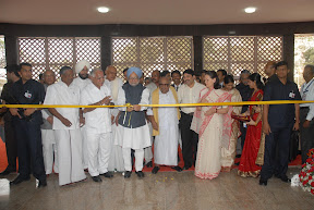 With Prime Minister Dr. Manmohan Signh & Chief Minister of<br />
Tamil Nadu Sri. M. Karunanidhi during the Inauguration of New Assembly Building at Chennai