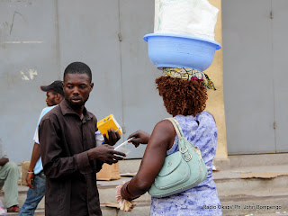Vente de l’eau en sachet à Kinshasa. Radio Okapi/ Ph. John Bompengo
