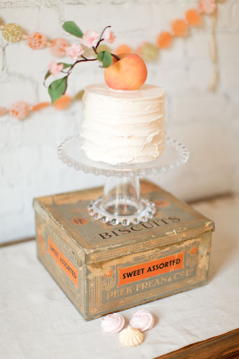 The sugar peach and its blossoms were hand-sculpted and painted to look real.