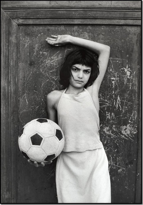 Letizia Battaglia "Palermo, 1980. Il quartiere Cala.", Foto: Letizia Battaglia Letizia Battaglia "Palermo, 1980. Il quartiere Cala.", Foto: Letizia Battaglia