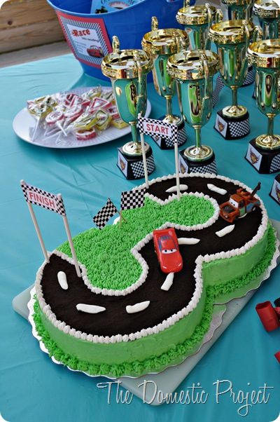 TheDomesticProject - Simple step by step instructions for decorating a Cars birthday cake