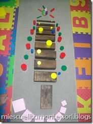 Christmas Tree Sensorial Extension (Photo from Mi Escuelita Montessori) Christmas Tree Sensorial Extension (Photo from Mi Escuelita Montessori)