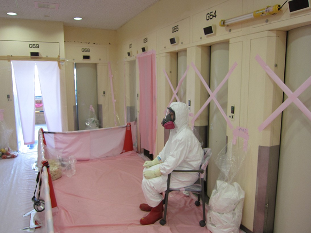 A worker sits in the rest area in the Unit 5/6 Service Building’s 1st floor doorway, June 2011. TEPCO