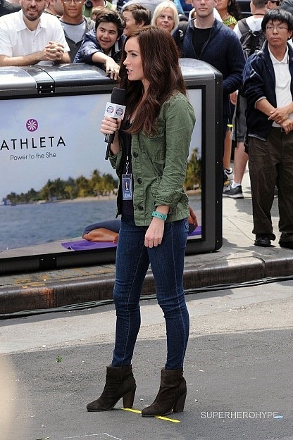 April O'Neil and Fenwick Go After a Breaking Story in Teenage Mutant Ninja Turtles Set Photos 02