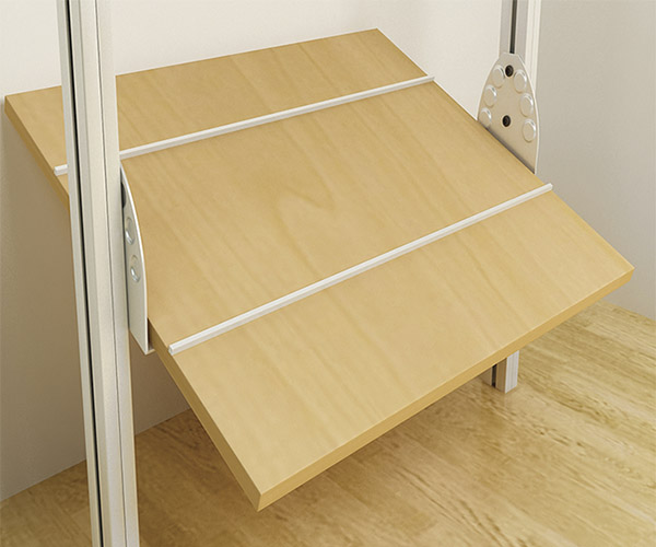 Zapatera de madera de maple o melamina con inserciones de aluminio para la sujeción de zapatos.