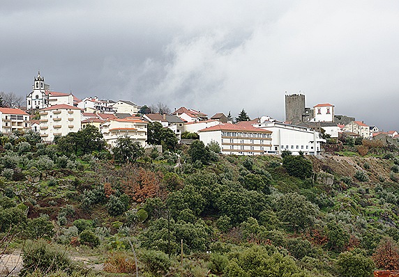 Belmonte - vista da igreja matriz e castelo