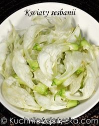 Kwiaty sesbanii © KuchniaAzjatycka.com