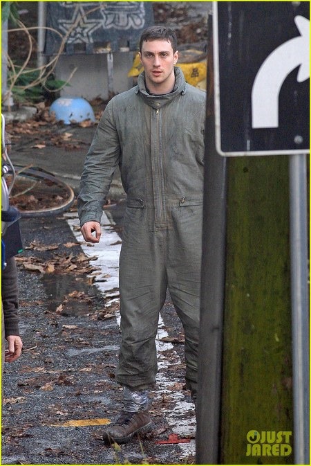 Godzilla Set Photos Reveal First Look at Bryan Cranston and Aaron Taylor-Johnson 06