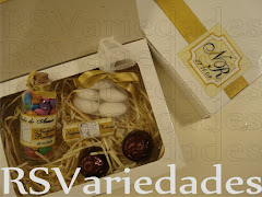 Caixa especial 1 
    : R$ 3,00 unid vazia (min. 20 unids). 
    : R$14,00 unid (min. 14 unids). 
    : Medidas - 16x12x3,5 cm. 
    : Conteúdo - vidrinho com confeti, 2 trufas, balinha personalizada, saquinho contendo 5 amêndoas.