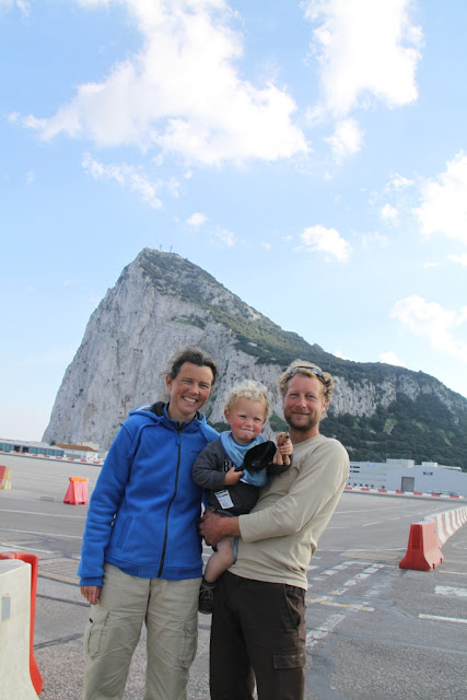 We hebben het gehaald. Met zijn drieen voor de rots van Gibraltar.