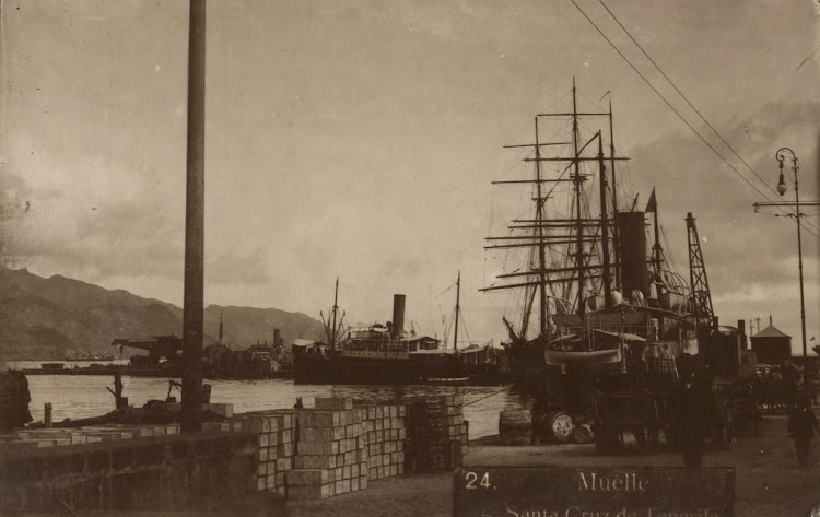 Atracados en el puerto de Santa Cruz de Tenerife dos de los correos grandes de Elder. En medio un brick-barca de origen desconocido. Archivo FEDAC.jpg