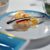 Langoustine frottée au saté, légèrement grillée, chips de lard ibérique.
Encore une fois génialement bon, mais le produit brille moins par lui-même, du fait de la forte présence des épices.