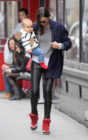 [Miranda-Kerr-son-Flynn-isabel-marant-navy-bekket-high-top-velcro-suede-sneakers%255B3%255D.jpg]