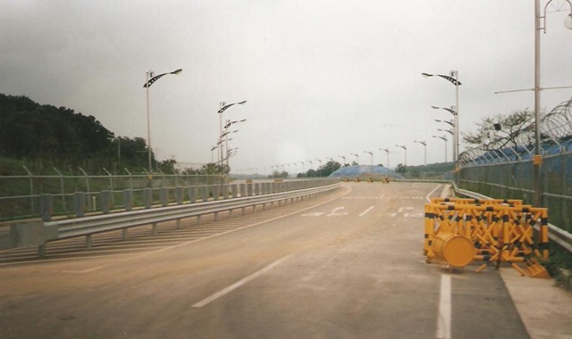 [dmz062.jpg]