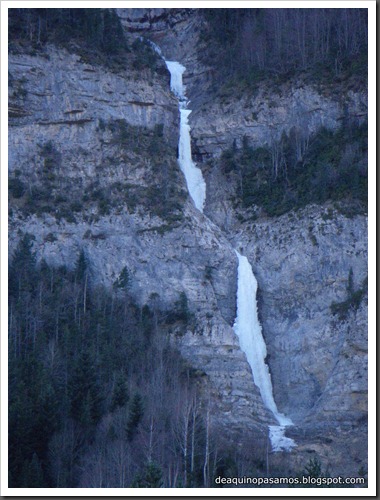 Cascada de Hielo de La Sarra 250m WI4  85º (Valle de Pineta, Pirineos) (Isra) 8260