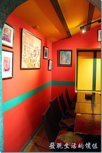 迪迪小吃餐廳的內部裝潢也是以紅色系為主。