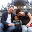Avec Iain et Noémie près de la fontaine de la place Royale