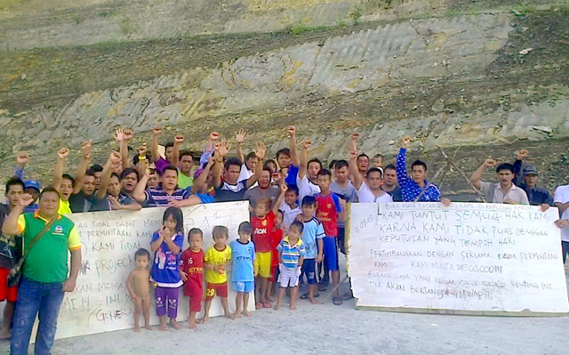 The Penan of Murum are taking action against the Murum Dam in Sarawak, Malaysia. Starting the week of 9 September 2013, they renewed the non-violent blockade of the road leading to the Murum Dam. Over 100 Penan leaders have been stopping all traffic in a last-ditch effort to get the government to respect their rights and to provide reasonable compensation for the loss of their lands and homes. Photo: Bruno Manser Fund