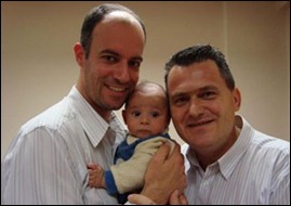 Pais adotivos de João Vitor, Rafael (E) e Lucimar vivem juntos há cerca de 17 anos (Foto: Arquivo Pessoal) pais de Jõao Vitor